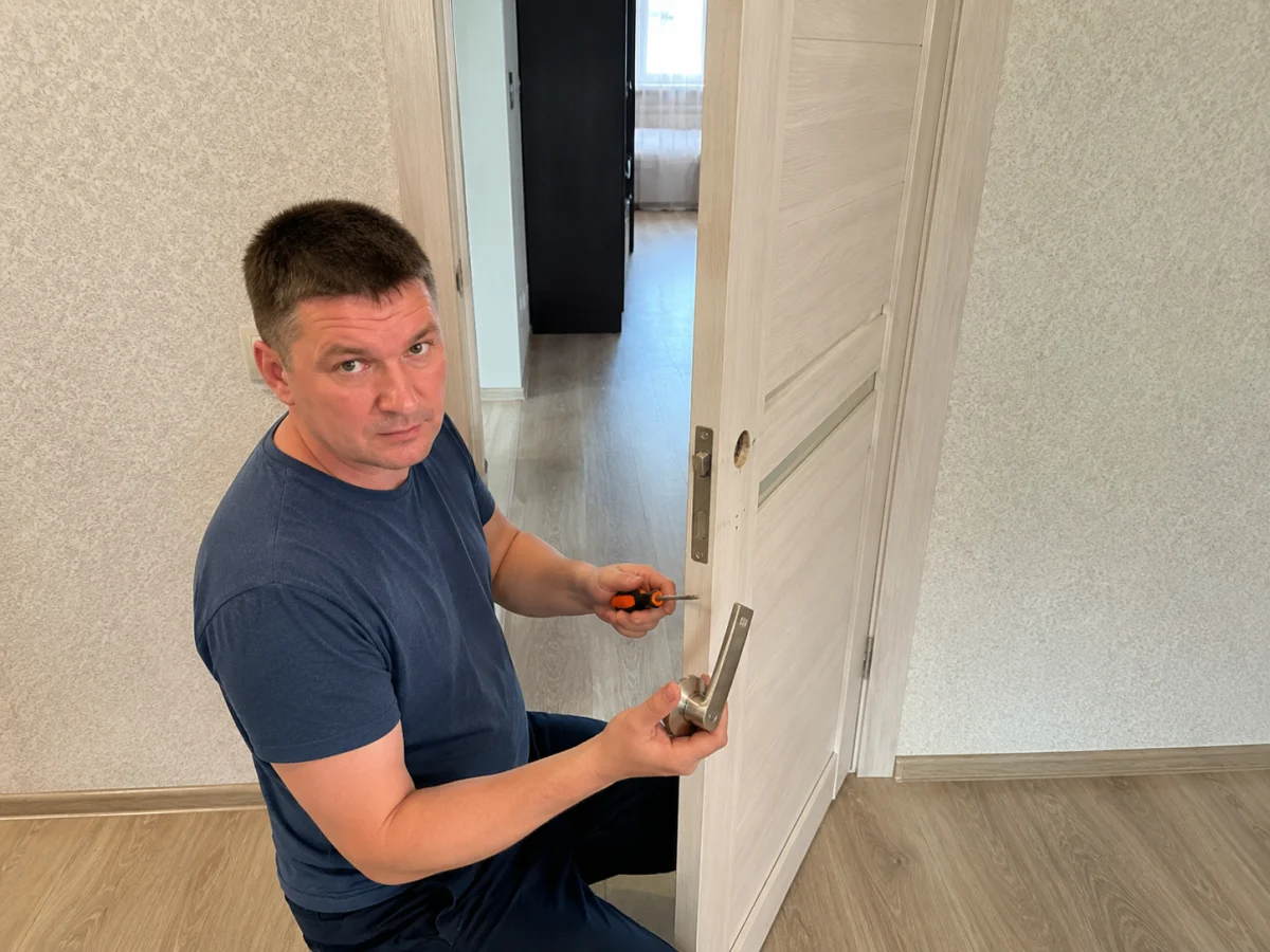 Ремонт дверной ручки — работа мастера