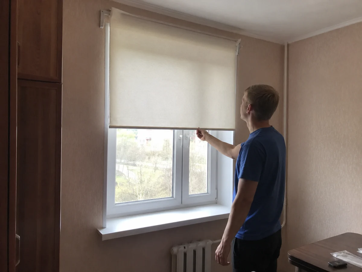 Установка рулонных штор — работа мастера