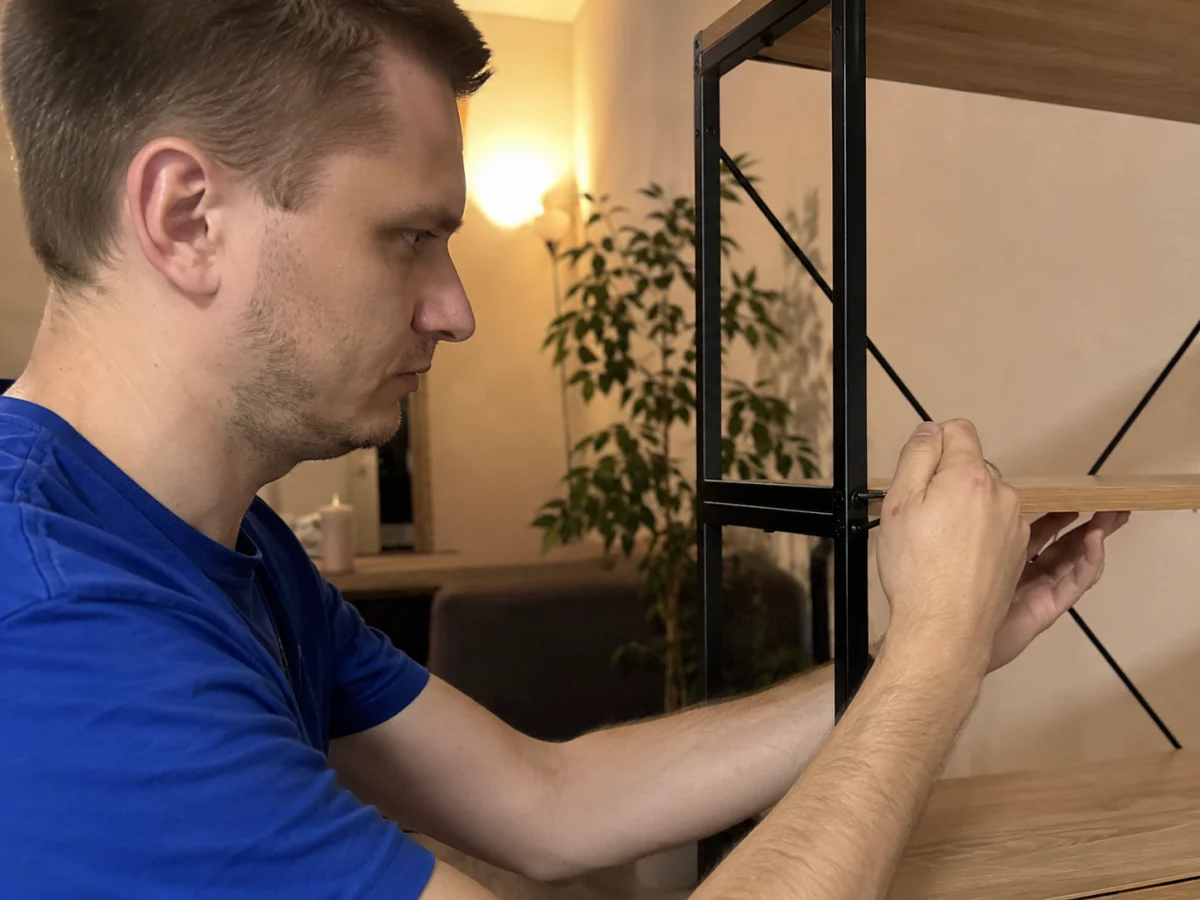 Сборка стеллажа — работа мастера