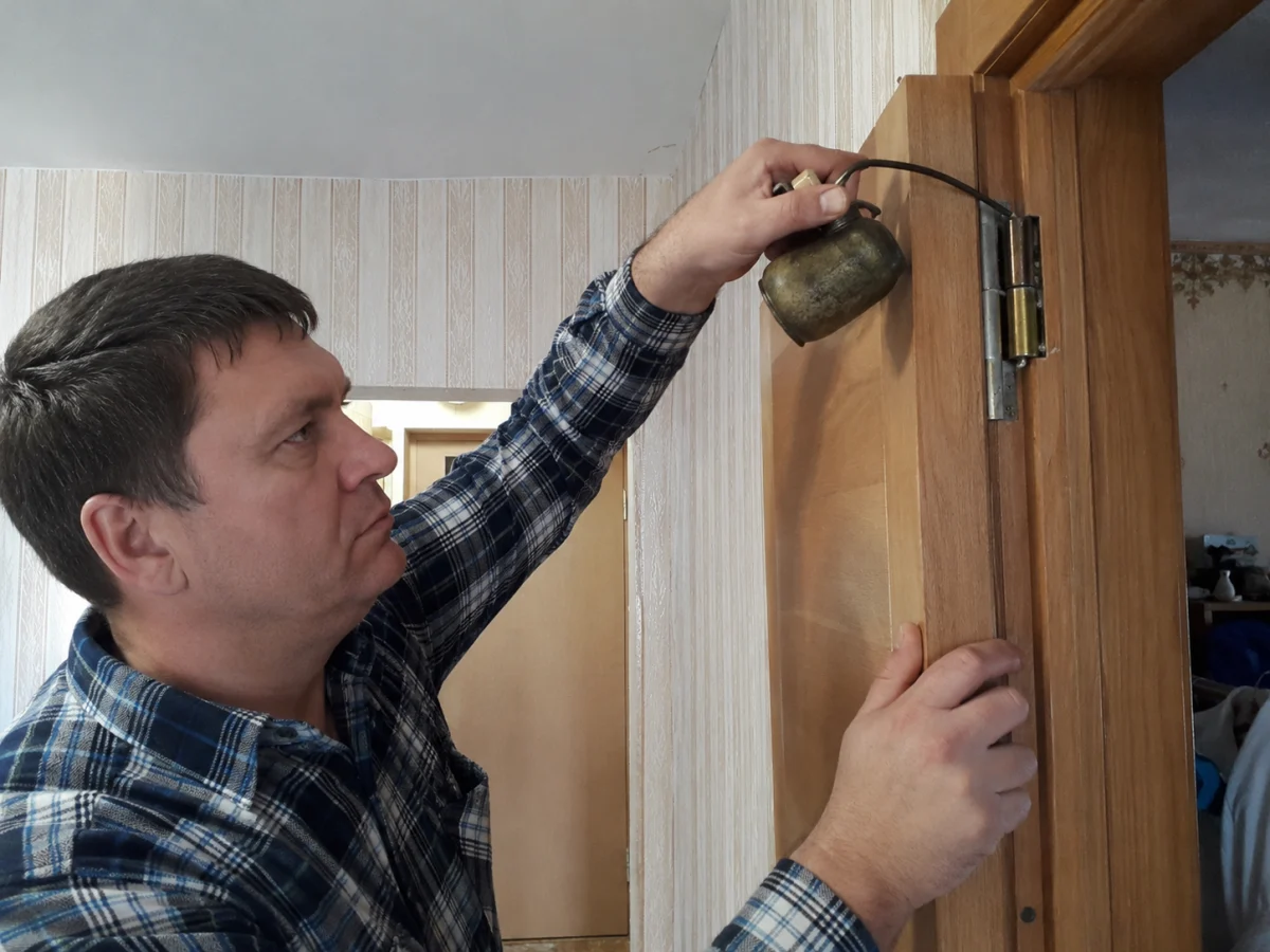Устранить скрип двери — работа мастера