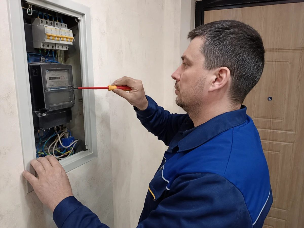 Замена электросчётчика — работа мастера